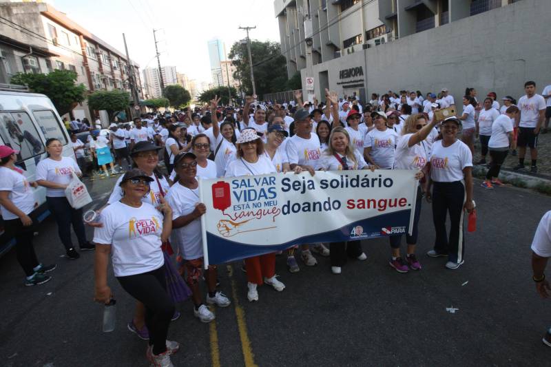 As principais avenidas do centro de Belém ganharam um tom especial e de solidariedade, neste domingo (25), com a “Caminhada pela Vida”, promovida pela Fundação Centro de Hemoterapia e Hematologia (Hemopa), em comemoração ao Dia Nacional do Doador Voluntário de Sangue, festejado na hemorrede brasileira, que é composta por 32 hemocentros.

FOTO: CARLOS SODRÉ/AG. PARÁ
DATA: 25.11.2018
BELÉM - PARÁ <div class='credito_fotos'>Foto: Carlos Sodré /Ag. Pa   |   <a href='/midias/2018/originais/f248f335-8228-428f-8392-ecd3fd5200a5.jpg' download><i class='fa-solid fa-download'></i> Download</a></div>