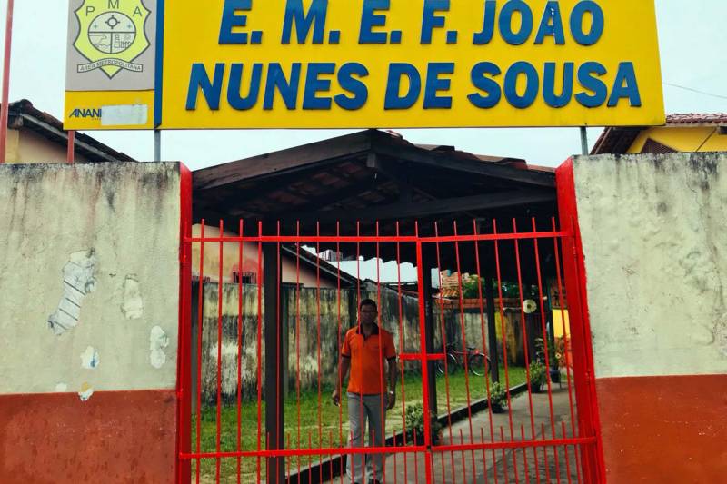 As salas de aula da Escola Municipal de Ensino Fundamental João Nunes de Souza, em Ananindeua, estavam todas decoradas com trabalhos criados pelos alunos em alusão ao Dia da Escola, que se comemora nesta quinta-feira, 15. Como presente especial, o projeto Livro Solidário entregou um acervo de 350 livros que serão usados em atividades de incentivo à leitura com os cerca de 290 estudantes da instituição.

FOTO: ASCOM IOEPA
DATA: 15.03.2018
ANANINDEUA - PARÁ <div class='credito_fotos'>Foto: RONALDO QUADROS / ASCOM IOEPA   |   <a href='/midias/2018/originais/f2856cba-3629-4fca-9c8b-8138f1a6f84d.jpg' download><i class='fa-solid fa-download'></i> Download</a></div>