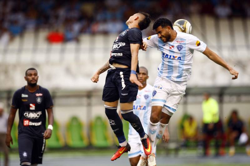 O Clube do Remo venceu o Paysandu por 2 a 1 na tarde deste domingo, partida realizada no Estádio Mangueirão, e largou na frente pelo título do Campeonato Paraense de 2018. 

FOTO: THIAGO GOMES / AG. PARÁ
DATA: 01.04.2018
BELÉM - PARÁ <div class='credito_fotos'>Foto: Thiago Gomes /Ag. Pará   |   <a href='/midias/2018/originais/f4107216-9c2a-4f6d-bd05-364dbc872cae.jpg' download><i class='fa-solid fa-download'></i> Download</a></div>