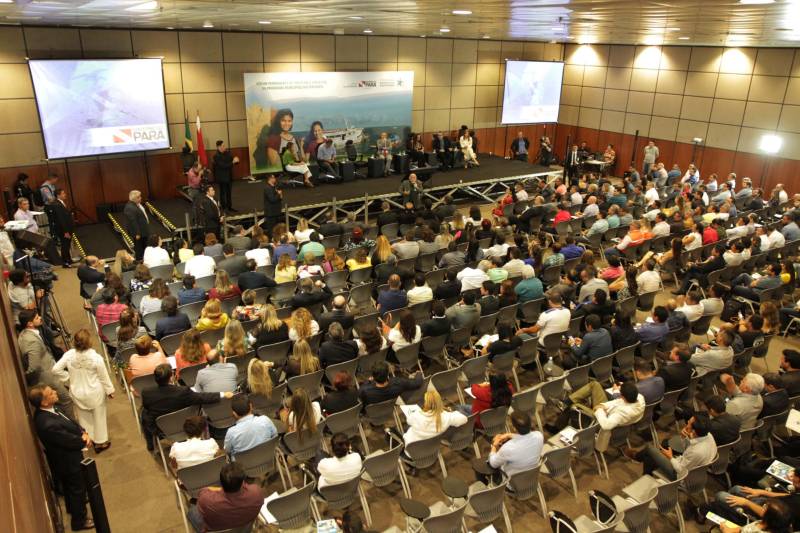 O primeiro dia do  Fórum Permanente de Prefeitas e Prefeitos dos Municípios Sustentáveis contou com a participação de 85 prefeitos , 17 vices e 21 secretários municipais dos 141 municípios manifestaram interesse em adotar as diretrizes do programa. Para o governador Simão Jatene (foto), esta grande participação simboliza a união de agentes públicos que colocaram os interesses coletivos acima dos interesses individuais para construir um estado melhor para todos. Com o tema “Gestão Compartilhada”, o evento traz as experiências e os desdobramentos das agendas governamentais que foram planejadas em parceria com as gestões municipais. Através da Secretaria Extraordinária de Municípios Sustentáveis (Semsu) Governo do Pará, por meio da Semsu, investe na capacitação dos municípios para a promoção de uma gestão fiscal eficiente. Para Izabela Jatene, este primeiro dia serviu para sinalizar o quanto os gestores estão preocupados com o equilíbrio da questão fiscal dos municípios e em desenvolver uma governança compartilhada para desenvolver seus municípios.

FOTO: CRISTINO MARTINS / AG. PARÁ
DATA: 07.02.2018
BELÉM - PARÁ <div class='credito_fotos'>Foto: Cristino Martins/Ag. Pará   |   <a href='/midias/2018/originais/f4a357a6-372c-4c99-bc22-1c95a115c809.jpg' download><i class='fa-solid fa-download'></i> Download</a></div>