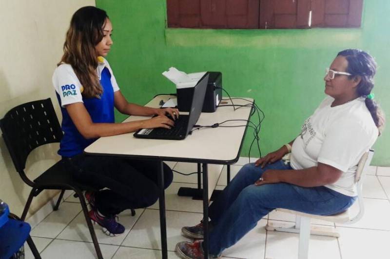 A Polícia Civil iniciou nesta quinta-feira (15) o Projeto Delegacia Itinerante Marajó, em Salvaterra, município do Arquipélago do Marajó. Realizado em parceria com a Secretaria Municipal de Promoção e Assistência Social de Salvaterra, o projeto tem por objetivo percorrer as principais comunidades rurais e quilombolas do município para expandir os serviços prestados pela Delegacia Especializada em Atendimento à Mulher (Deam), sediada em Soure, e que atende aos municípios do lado oriental do Marajó. 

FOTO: ASCOM POLÍCIA CIVIL
DATA: 15.03.2018
SALVATERRA - PARÁ <div class='credito_fotos'>Foto: Ascom Polícia Civil   |   <a href='/midias/2018/originais/f4bd1446-16bd-40e3-96e2-7287f276762c.jpg' download><i class='fa-solid fa-download'></i> Download</a></div>