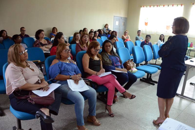 Dirigentes da Secretaria de Estado de Educação (Seduc) se reuniram, nesta segunda-feira (26), com gestores e diretores de escolas das unidades Seduc na Escola (USEs) 7  e  8, em Belém, para encaminhar ações referentes ao ano letivo de 2018. Na reunião, no auditório da Escola Estadual Carlos Guimarães, no bairro da Marambaia, foi detalhada a necessidade de gestão compartilhada entre as escolas e os setores da Seduc visando o enfrentamento de situações adversas ao funcionamento das unidades escolares. O titular da Diretoria de Recursos Técnicos e Imobiliários (DRTI) da Seduc, José Ângelo Miranda, falou sobre as ações de prevenção a eventuais problemas na infraestrutura física das escolas. Ele destacou que o foco principal da DRTI se refere à parte de cobertura, rede elétrica e hidráulica, principais demandas das escolas.

FOTO: RAI PONTES / ASCOM SEDUC
DATA: 26.02.2018
BELÉM - PARÁ <div class='credito_fotos'>Foto: Rai Pontes/Ascom Seduc   |   <a href='/midias/2018/originais/f4d420bf-7987-4628-bcf6-1173696693e5.jpg' download><i class='fa-solid fa-download'></i> Download</a></div>