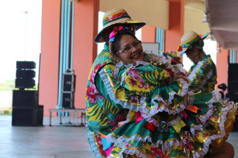 Cerca de 400 idosos, trajando as vestes típicas da época junina, participaram do 19º “Arraiá” (foto), que integra o Projeto Vida Ativa na Terceira Idade, nesta terça-feira (26), no Estádio Olímpico do Pará, o Mangueirão, em Belém. O momento mais esperado da festa foi o concurso de Miss Caipira 2018. Conceição Albuquerque, com o traje “Miss Copa do Mundo”, foi a vencedora desta edição. A festa junina contou com apresentação de quadrilhas de entidades de assistência à pessoa idosa e muitas brincadeiras da quadra junina, além da cantora Suanny Batidão. Com a roupa nas cores verde e amarela, Conceição Albuquerque, candidata do núcleo do projeto que funciona na Tuna Luso Brasileira, apostou na junção do tema junino com a mais importante competição de futebol – a Copa do Mundo, na Rússia. A ganhadora participou ao lado de cinco candidatas e conquistou os jurados, que avaliaram coreografia, simpatia e traje. Emocionada, a vencedora recebeu a faixa das mãos de Marlene da Silva, a miss de 2017.

FOTO: ADRIANA PINTO / ASCOM SEEL
DATA: 26.06.2018
BELÉM - PARÁ <div class='credito_fotos'>Foto: ADRIANA PINTO / ASCOM SEEL   |   <a href='/midias/2018/originais/f53d3847-c1a4-4844-86b0-3c237d6d6567.jpg' download><i class='fa-solid fa-download'></i> Download</a></div>