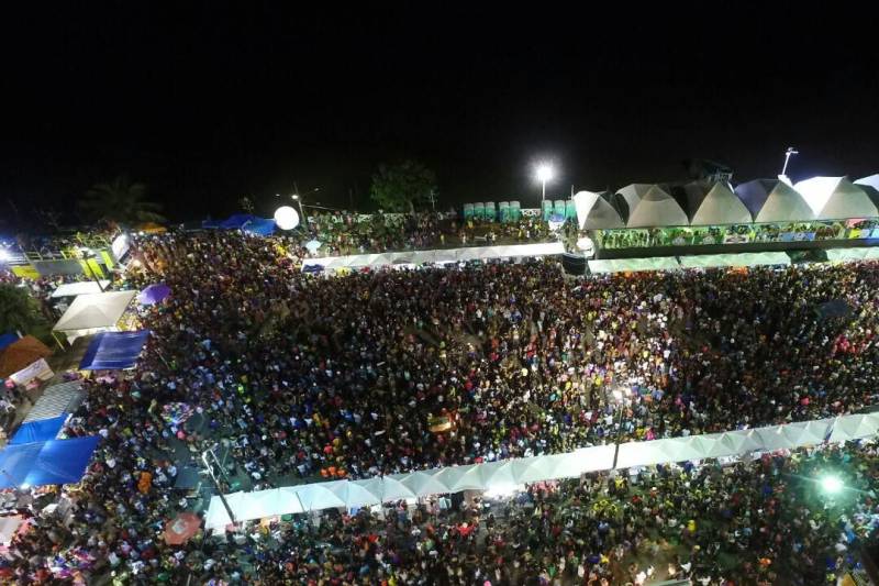 O professor Júlio Leal Gomes é natural de Vigia de Nazaré, no nordeste paraense, terra conhecida pela hospitalidade, principalmente em época festiva. Mantendo a tradição, no Carnaval Júlio e seus irmãos abrem a casa da família para amigos e outros parentes. Neste ano, o imóvel de quatro cômodos abrigou mais de 50 pessoas. Vigia tem um dos maiores e mais tradicionais carnavais do Pará. Nesta época do ano, a população do município, de 51.173 habitantes (Censo/IBGE), triplica com a chegada de brincantes oriundos de todo o Brasil, e os vigienses – igual coração de mãe - acolhem essa multidão. A estimativa é a cidade receber mais de 300 mil pessoas neste Carnaval.  Na foto, o coordenador da operação, Ivan Feitosa.

FOTO: DIVULGAÇÃO
DATA: 13.02.2018
BELÉM - PARÁ <div class='credito_fotos'>Foto: IGOR BRANDÃO / AG. PARÁ   |   <a href='/midias/2018/originais/f5da8593-f2f7-4619-9182-b6b03179966a.jpg' download><i class='fa-solid fa-download'></i> Download</a></div>