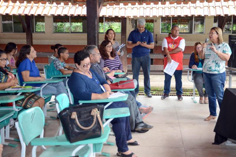 Diretores da Secretaria de Estado de Educação (Seduc) e de órgãos do Sistema de Segurança Pública e promotoras do Ministério Público do Estado se reuniram nesta quinta-feira (15) com gestores, professores, estudantes e pais de alunos da Escola Estadual Palmira Gabriel, com o objetivo de definir ações de segurança para a unidade de ensino. A reunião ocorreu na própria escola, na Avenida Augusto Montenegro, em Belém. A primeira ação definida, e logo posta em prática, foi colocar uma viatura do 10º Batalhão de Polícia Militar (10º BPM) em frente à escola, como base do policiamento na área. A viatura será utilizada em ocorrências no bairro, mas retornará sistematicamente à escola nos três turnos de atividades pedagógicas. A Seduc vai providenciar, de acordo com planejamento da comunidade escolar, a construção de um muro nos fundos e a instalação, em breve, de um sistema de monitoramento por câmeras nas dependências da unidade escolar. na foto, a diretora Vera Brito (d).

FOTO: ELISEU DIAS / ASCOM SEDUC
DATA: 15.03.2018
BELÉM - PARÁ <div class='credito_fotos'>Foto: Eliseu Dias / Ascom Seduc   |   <a href='/midias/2018/originais/f67574a8-1a0d-4f3e-9e2d-af1ce998e39c.jpg' download><i class='fa-solid fa-download'></i> Download</a></div>