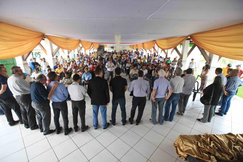 Mais de 300 produtores compareceram à arena Bira's, em Igarapé-Miri, no nordeste paraense, na manhã de quinta-feira (15), em busca de informações sobre crédito, qualificação profissional, regularização fundiária e cadeia produtiva. O público foi atendido pela "Caravana Pará 2030 - Igarapé-Miri", promovida pelo governo do Estado, que levou ao município os serviços de várias secretarias, bancos e instituições ligadas à produção e à intermediação de negócios.

FOTO: RODOLFO OLIVEIRA / AG. PARÁ
DATA: 16.03.2018
IGARAPÉ-MIRI - PARÁ <div class='credito_fotos'>Foto: Rodolfo Oliveira/Ag. Pará   |   <a href='/midias/2018/originais/f6812d55-1230-4095-8e41-5ab546d68022.jpg' download><i class='fa-solid fa-download'></i> Download</a></div>