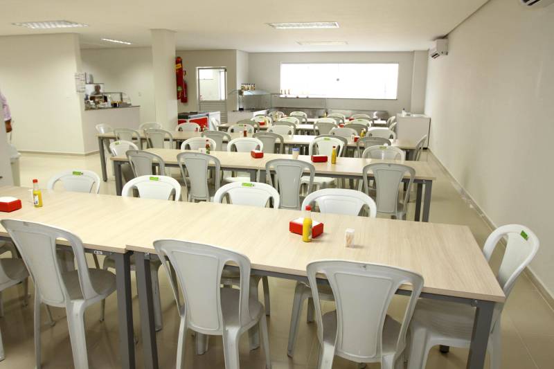 Restaurante self service, rampa de acesso, nova fachada, câmeras de vigilância e elevadores elétricos. O prédio-sede da Secretaria Estadual de Meio Ambiente e Sustentabilidade (Semas), em Belém, continua no mesmo lugar, mas parece novo. Após um processo de reforma, o prédio foi entregue aos servidores nesta sexta-feira, 16, pelo governador Simão Jatene.

FOTO: CRISTINO MARTINS / AG. PARÁ
DATA: 16.03.2018
BELÉM - PARÁ <div class='credito_fotos'>Foto: Cristino Martins/Ag. Pará   |   <a href='/midias/2018/originais/f6b6ade1-51a3-4df0-ae95-f8e0a5bdefad.jpg' download><i class='fa-solid fa-download'></i> Download</a></div>