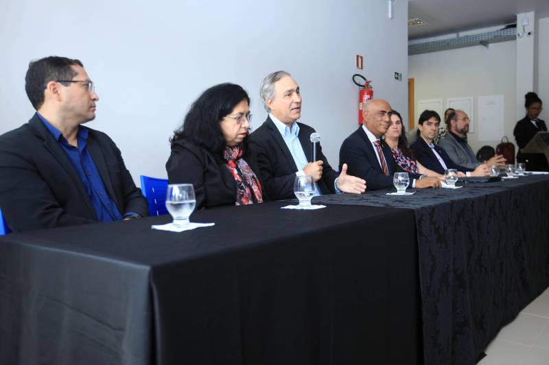 Renovar, reinventar, repensar e preservar a Amazônia e sua extensa biodiversidade serão as principais funções do Centro de Estudos Avançados da Biodiversidade (Ceabio), o primeiro da região Norte e um dos pioneiros do país. Inaugurado nesta quarta-feira (21), o laboratório faz parte do Parque de Ciência e Tecnologia Guamá (PCT Guamá), sediado em Belém. Na fdoto, Alex Fiúza de Melo, secretário de Estado de Ciência, Tecnologia e Educação Profissional e Tecnológica (Sectet).

FOTO: MÁCIO FERREIRA / AG. PARÁ
DATA: 21.02.2018
BELÉM - PARÁ <div class='credito_fotos'>Foto: MÁCIO FERREIRA/ AG. PARÁ   |   <a href='/midias/2018/originais/f6c4a4d7-886d-4b7d-b85e-a50d9996c5dc.jpg' download><i class='fa-solid fa-download'></i> Download</a></div>