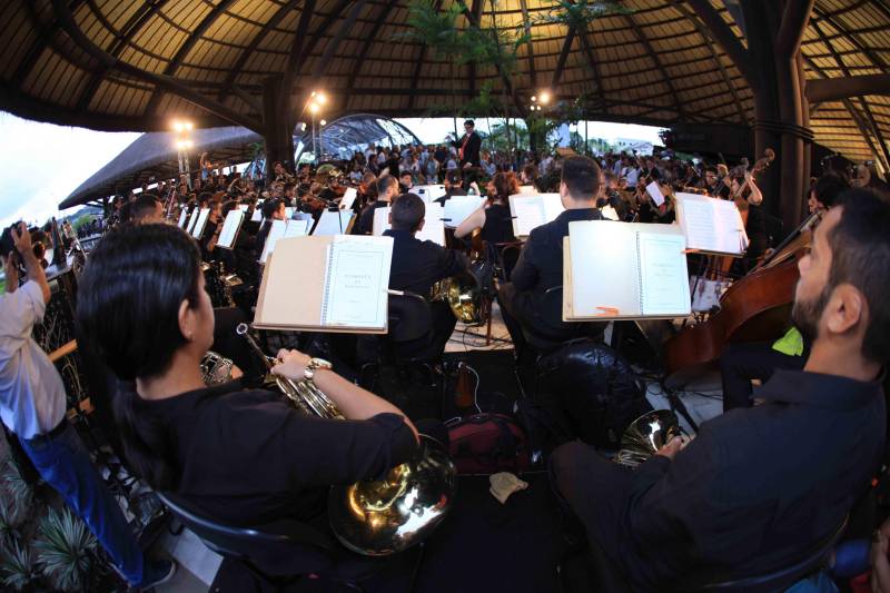 O Parque Estadual do Utinga (PEUt) o mais importante espaço de preservação e estudo da biodiversidade dentro da Região Metropolitana de Belém será reaberto à população a partir desta sexta,16, a partir das 16h30, com apresentações artísticas, com o Boi Veludinho, crianças do Pro Paz e a premiada Orquestra Sinfônica do Theatro da Paz. A apresentação será em um espaço ao ar livre e não será necessária a retirada de ingressos, por esse motivo, a recomendação é que o público chegue cedo, porque a entrada será fechada quando o espaço estiver lotado. 

FOTO: MÁCIO FERREIRA / AG PARÁ 
DATA: 16.03.2018 
BELÉM - PARÁ <div class='credito_fotos'>Foto: MÁCIO FERREIRA/ AG. PARÁ   |   <a href='/midias/2018/originais/f762150e-cb95-4426-ab4b-f23fb15df4ed.jpg' download><i class='fa-solid fa-download'></i> Download</a></div>