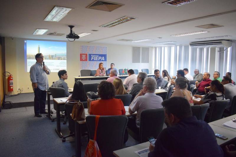 Na segunda-feira (18), representantes da Federação das Indústrias do Pará (Fiepa) e do Centro Internacional de Negócios (CIN), ligado à Fiepa, e da Companhia de Desenvolvimento Econômico do Pará (Codec) estiveram reunidos com mais de 40 empresários paraenses para o evento de apresentação da missão empresarial Pará - Taiwan 2018, iniciativa do Conselho para o Desenvolvimento do Comércio Exterior de Taiwan (Taitra) que tem o objetivo de levar empresas paraenses a Taiwan para conhecer de perto as oportunidades de negócios da região. Com uma das economias mais dinâmicas do mundo, Taiwan é destaque na produção de máquinas e equipamentos e ocupa o 5° lugar mundial nas exportações deste segmento. No Pará, um termo de cooperação assinado em 2017 com a organização de Taiwan apontou o início de relações comerciais mais próximas com a região asiática a partir da promoção de ações prospectivas como esta, que permite aumentar fluxos de importação e exportação com o Brasil e possibilita a diversificação de mercados.

FOTO: IGOR NASCIMENTO / ASCOM CODEC
DATA: 19.06.2018
BELÉM - PARÁ <div class='credito_fotos'>Foto: IGOR NASCIMENTO / ASCOM CODEC   |   <a href='/midias/2018/originais/f7ba2841-f328-4e30-a3a9-09b29ff7a72a.jpg' download><i class='fa-solid fa-download'></i> Download</a></div>