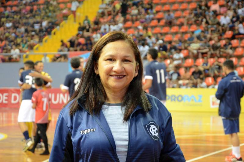 Em sua 60ª edição, os Jogos Estudantis Paraenses (JEPs) definiu a equipes que vão representar o Estado do Pará na etapa nacional, em Manaus (AM), de 19 a 23 de setembro. Das partidas realizadas neste sábado (23), pela etapa estadual, na Arena Guilerme Paraense - o Mangueirinho, foram premiados quatro times das modalidades de Basquete, Volei, Handebol e Futsal, na categoria "A" (de 12 a 14 anos). A equipe de Breves ficou em segundo lugar, mas a medalha de prata tem a importância maior para a técnica Ana Cláudia Barros (foto), que dedica-se ao Esporte há 27 anos.

FOTO: FERNANDO NOBRE / ASCOM SEDUC
DATA: 23.06.2018
BELÉM - PARÁ <div class='credito_fotos'>Foto: FERNANDO NOBRE/ASCOM SEDUC   |   <a href='/midias/2018/originais/f7ddf807-91f4-4b6b-943d-b791ae85164f.jpg' download><i class='fa-solid fa-download'></i> Download</a></div>
