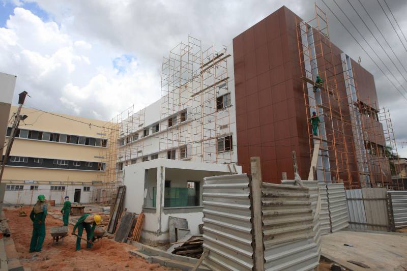 Em Capanema, está sendo construído o Hospital Regional dos Caetés (foto). É mais uma unidade de saúde estratégica na cobertura de alta e média complexidade; atenderá a população de 17 municípios da Região Nordeste

FOTO: SIDNEY OLIVEIRA / AG. PARÁ
DATA: 18.10.2018
CASTANHAL - PARÁ <div class='credito_fotos'>Foto: Sidney Oliveira/Ag. Pará   |   <a href='/midias/2018/originais/f8b0ef98-8eb0-43cc-8165-db018e0b9487.jpg' download><i class='fa-solid fa-download'></i> Download</a></div>