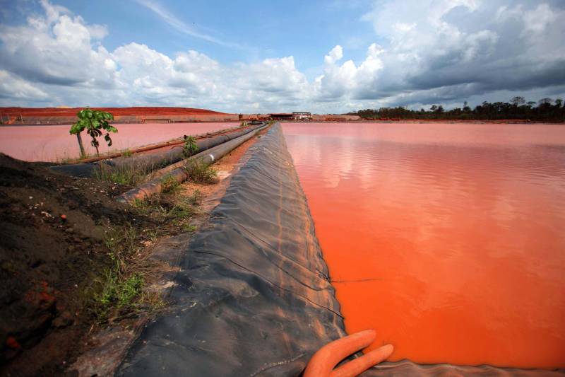 Iniciou neste sábado, 24, o prazo que o Governo do Estado deu para que a empresa de alumínio Hydro Alunorte adote procedimentos e mecanismos seguros ambientalmente, a fim de que as bacias de resíduos da empresa baixem os níveis em pelo menos um metro – o que é definido tecnicamente como padrão de segurança com comprovação permanente da redução e manutenção dos níveis. Uma equipe de fiscalização da Secretaria de Estado de Meio Ambiente e Sustentabilidade (Semas) está no município para fazer o monitoramento dos níveis das bacias do sistema de tratamento dos rejeitos da Bauxita. "Vamos montar equipes para, de duas em duas horas, avaliar o nível das bacias. Em caso de chuva o monitoramento será feito de uma em uma hora", explicou Rejiane Santos, geóloga da Diretoria de Licenciamento Ambiental da Semas.

FOTO: IGOR BRANDÃO / AG PARÁ
DATA: 24.02.2018
BELÉM - PARÁ <div class='credito_fotos'>Foto: IGOR BRANDÃO / AG. PARÁ   |   <a href='/midias/2018/originais/f8ca462c-8720-41d6-bc2c-8d09db32248a.jpg' download><i class='fa-solid fa-download'></i> Download</a></div>