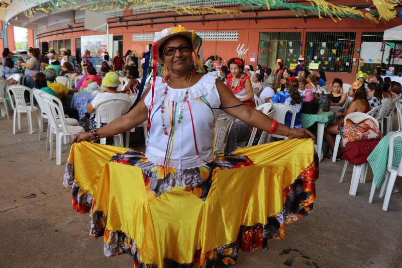 Cerca de 400 idosos, trajando as vestes típicas da época junina, participaram do 19º “Arraiá”, que integra o Projeto Vida Ativa na Terceira Idade, nesta terça-feira (26), no Estádio Olímpico do Pará, o Mangueirão, em Belém. O momento mais esperado da festa foi o concurso de Miss Caipira 2018. Conceição Albuquerque, com o traje “Miss Copa do Mundo”, foi a vencedora desta edição. A festa junina contou com apresentação de quadrilhas de entidades de assistência à pessoa idosa e muitas brincadeiras da quadra junina, além da cantora Suanny Batidão. Com a roupa nas cores verde e amarela, Conceição Albuquerque, candidata do núcleo do projeto que funciona na Tuna Luso Brasileira, apostou na junção do tema junino com a mais importante competição de futebol – a Copa do Mundo, na Rússia. A ganhadora participou ao lado de cinco candidatas e conquistou os jurados, que avaliaram coreografia, simpatia e traje. Emocionada, a vencedora recebeu a faixa das mãos de Marlene da Silva, a miss de 2017. Na foto, dona Rosa Maria, 63 anos, do núcleo da Asalp (Associação dos Servidores da Assembleia Legislativa do Pará).

FOTO: ADRIANA PINTO / ASCOM SEEL
DATA: 26.06.2018
BELÉM - PARÁ <div class='credito_fotos'>Foto: ADRIANA PINTO / ASCOM SEEL   |   <a href='/midias/2018/originais/f966134a-4c0d-4a14-ba1d-3b6b184ca4db.jpg' download><i class='fa-solid fa-download'></i> Download</a></div>