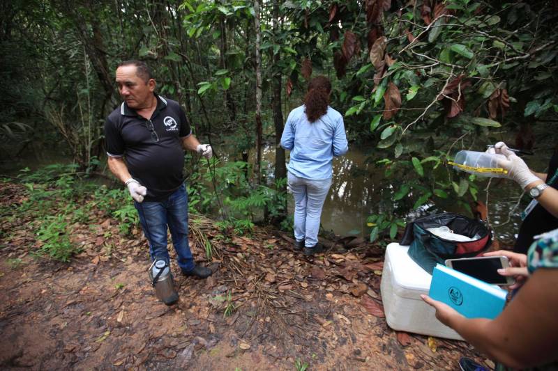 As ações do governo do Estado são imediatas no município de Barcarena, mais especificamente nas comunidades Bom Futuro e Vila Nova, localizadas na área das bacias de rejeitos da Hydro. A primeira medida é a coleta da água dos poços artesianos, para verificar se está própria para o consumo humano. Nesta sexta-feira (23), técnicos do Laboratório Central do Estado (Lacen) começaram o trabalho, que faz parte do conjunto de ações do grupo de trabalho montado pelo governo depois que o Instituto Evandro Chagas confirmou a contaminação da área.

FOTO: MÁCIO FERREIRA / AG. PARÁ
DATA: 23.02.2018
BARCARENA - PARÁ <div class='credito_fotos'>Foto: MÁCIO FERREIRA/ AG. PARÁ   |   <a href='/midias/2018/originais/f9764a4e-fb9a-4f87-b54b-39152e9808a9.jpg' download><i class='fa-solid fa-download'></i> Download</a></div>