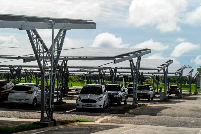 As equipes dos espaços administrados pela Organização Social Pará 20000: Estação das Docas, Mangal das Garças, Arena Mangueirinho e do Hangar Convenções e Feiras da Amazônia participaram nos dias 21 e 22 de fevereiro, do treinamento sobre micro e minigeração de energia solar, promovido pela Celpa, em parceria com a empresa Solen Energia, na sala multiuso do Centro de Convenções. O treinamento realizado reuniu ainda representantes da Secretaria de Estado e de Desenvolvimento Econômico, Mineração e Energia (SEDEME), Secretaria de Cultura (SECULT), Secretaria de Educação (SEDUC) e alunos da Faculdade Estácio.

FOTO: LEANDRO SANTANA / ASCOM OS PARÁ 2000
DATA: 22.02.2018
BELÉM - PARÁ <div class='credito_fotos'>Foto:  LEANDRO SANTANA / ASCOM OS PARÁ 2000   |   <a href='/midias/2018/originais/f99a6915-48b3-4461-9ab4-0ffae416e300.jpg' download><i class='fa-solid fa-download'></i> Download</a></div>