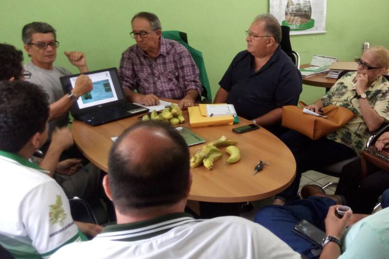 As ações da bananicultura dentro do Pará Produtivo foram o tema de uma reunião na sede da Empresa de Assistência Técnica e Extensão Rural do Estado do Pará (Emater), na manhã desta quinta-feira (22). O programa já implantou no nordeste paraense, aproximadamente 45 hectares de área plantada de banana, e é executado pela Emater, que acompanha os produtores no nordeste paraense.

FOTO: ASCOM EMATER
DATA: 22.011.2018
MARITUBA - PARÁ <div class='credito_fotos'>Foto: ASCOM EMATER   |   <a href='/midias/2018/originais/fa2f8fde-d645-4f54-9b8c-fdd62f8a33c9.jpg' download><i class='fa-solid fa-download'></i> Download</a></div>