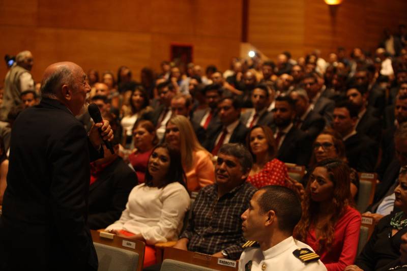 O Pará vai voltar a ter um delegado de polícia para cada município. A posse de 149 novos delegados da Polícia Civil, que aconteceu nesta segunda-feira (26) no Teatro Maria Sylvia Nunes, na Estação das Docas, vai garantir, com sobras, a cobertura completa dos 144 municípios do estado. Aprovados em concurso público, os novos delegados concluíram o curso de Formação da Polícia Civil do Pará no dia 15 deste mês. O curso foi o primeiro do Brasil a incluir sete disciplinas inéditas: Oratória, Atuação Policial frente aos Grupos Vulneráveis, Relacionamento com a Imprensa e Mídias Sociais, Abordagem Psicopatológica do Crime e da Violência, Investigação Financeira no Enfrentamento ao Crime de Lavagem de dinheiro, Noções Básicas de Enfrentamento às Fraudes Veiculares e Linguagem Brasileira de Sinais. O concurso aprovou ainda 300 investigadores, 180 escrivães e 20 papiloscopistas. Os novos policiais civis passaram por quatro meses de formação técnica e profissional na Acadepol. Com a nomeação, o próximo passo será a lotação dos novos servidores públicos nas unidades de Polícia Civil do estado, quando eles saberão em qual região do Pará trabalharão inicialmente.

FOTO: SYDNEY OLIVEIRA / AG. PARÁ
DATA: 26.02.2018
BELÉM - PARÁ <div class='credito_fotos'>Foto: Sidney Oliveira/Ag. Pará   |   <a href='/midias/2018/originais/fa302459-416c-48b9-85ad-98492eacb517.jpg' download><i class='fa-solid fa-download'></i> Download</a></div>