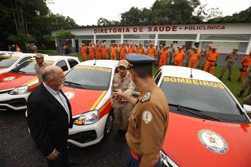 Na mesma cerimônia que entregou as viaturas para serviços de vistoria, o governador Simão Jatene fez uma visita técnica às instalações da nova Policlínica ao Corpo de Bombeiros Militar do Estado. Um prédio no Quartel do Comando Geral da corporação foi reformado e adaptado para receber a Policlínica, que oferta assistência médico-odontológico, psicológico e de primeiros socorros aos bombeiros militares e seus dependentes.

FOTO: IGOR BRANDÃO / AG. PARÁ
DATA: 15.03.2018
BELÉM - PARÁ <div class='credito_fotos'>Foto: IGOR BRANDÃO / AG. PARÁ   |   <a href='/midias/2018/originais/fb445456-85cb-428a-8074-878536de22a2.jpg' download><i class='fa-solid fa-download'></i> Download</a></div>