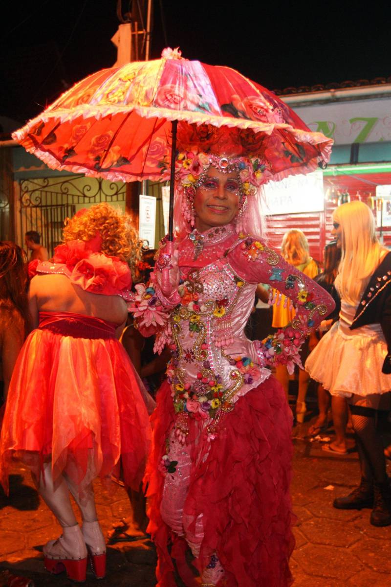 O professor Júlio Leal Gomes é natural de Vigia de Nazaré, no nordeste paraense, terra conhecida pela hospitalidade, principalmente em época festiva. Mantendo a tradição, no Carnaval Júlio e seus irmãos abrem a casa da família para amigos e outros parentes. Neste ano, o imóvel de quatro cômodos abrigou mais de 50 pessoas. Vigia tem um dos maiores e mais tradicionais carnavais do Pará. Nesta época do ano, a população do município, de 51.173 habitantes (Censo/IBGE), triplica com a chegada de brincantes oriundos de todo o Brasil, e os vigienses – igual coração de mãe - acolhem essa multidão. A estimativa é a cidade receber mais de 300 mil pessoas neste Carnaval.

FOTO: IGOR BRANDÃO / AG PARÁ
DATA: 13.02.2018
VIGIA - PARÁ <div class='credito_fotos'>Foto: IGOR BRANDÃO / AG. PARÁ   |   <a href='/midias/2018/originais/fba061a8-1236-4f23-8414-545298767e15.jpg' download><i class='fa-solid fa-download'></i> Download</a></div>