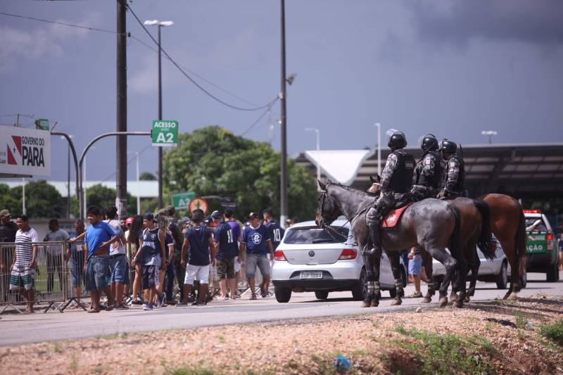 O Clube do Remo venceu o Paysandu por 2 a 1 na tarde deste domingo, partida realizada no Estádio Mangueirão, e largou na frente pelo título do Campeonato Paraense de 2018. Na foto, policiamento faz a segurança da partida.

FOTO: THIAGO GOMES / AG. PARÁ
DATA: 01.04.2018
BELÉM - PARÁ <div class='credito_fotos'>Foto: Thiago Gomes /Ag. Pará   |   <a href='/midias/2018/originais/fbdf868c-a00a-4023-9b4f-3bffb509d9a0.jpg' download><i class='fa-solid fa-download'></i> Download</a></div>