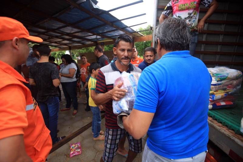 A entrega de mais de 200 cestas básicas às famílias atingidas pelas cheias dos rios Tocantins e Itacaiúnas, em Marabá, no sudeste do Pará, foi a principal ação, neste sábado (17), da força-tarefa montada para prestar atendimento aos desabrigados na região.

FOTO: MÁCIO FERREIRA / AG. PARÁ
DATA: 17.02.2018
MARABÁ - PARÁ <div class='credito_fotos'>Foto: MÁCIO FERREIRA/ AG. PARÁ   |   <a href='/midias/2018/originais/fcf5b436-eca9-4089-9c53-764711465862.jpg' download><i class='fa-solid fa-download'></i> Download</a></div>
