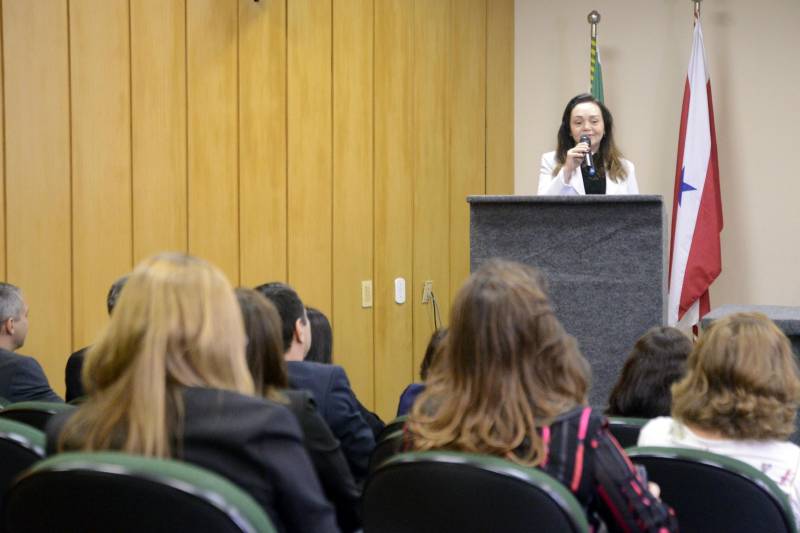 O Comitê de Trabalho das Escolas de Governo do Estado do Pará (Cotegep) está oficializado desde segunda-feira (5), quando gestores e representantes de órgãos federais, estaduais e municipais se reuniram no auditório da Escola de Governança Pública do Estado (EGPA) para a assinatura conjunta de um Protocolo de Intenções. O Comitê começou suas atividades debatendo a elaboração da Rede Amazônica das Escolas de Governao (Rameg), lançada em agosto de 2013, por ocasião dos 10 anos de criação da autarquia paraense. Com o objetivo de viabilizar, com maior eficácia e agilidade, a participação e o acesso do funcionalismo público a ações, programas e projetos de formação, desenvolvimento e qualificação profissional, além de intermediar o acesso à estrutura física e instrutoria a programas realizados por seus integrantes, o Comitê, até ser formalizado, atuava informalmente. Na foto, a diretora regional do Centresaf, Altair de Fátima Capela Sampaio (d).

FOTO: RAFAEL SANTOS / ASCOM TCM
DATA: 07.02.2018
BELÉM - PARÁ <div class='credito_fotos'>Foto: RAFAEL SANTOS / ASCOM TCM   |   <a href='/midias/2018/originais/fd334949-49b5-4e71-9e46-9ddfd2d7c7c2.jpg' download><i class='fa-solid fa-download'></i> Download</a></div>