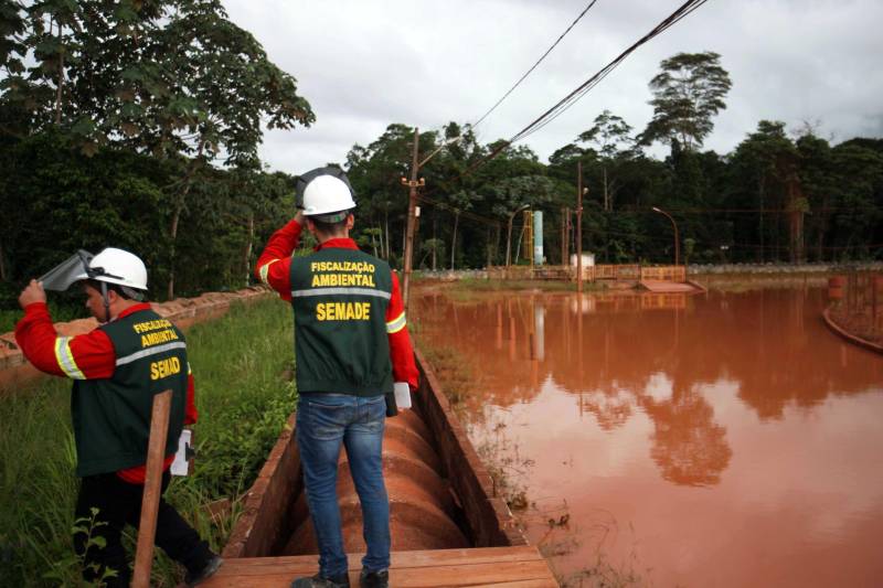 Iniciou neste sábado, 24, o prazo que o Governo do Estado deu para que a empresa de alumínio Hydro Alunorte adote procedimentos e mecanismos seguros ambientalmente, a fim de que as bacias de resíduos da empresa baixem os níveis em pelo menos um metro – o que é definido tecnicamente como padrão de segurança com comprovação permanente da redução e manutenção dos níveis. Uma equipe de fiscalização da Secretaria de Estado de Meio Ambiente e Sustentabilidade (Semas) está no município para fazer o monitoramento dos níveis das bacias do sistema de tratamento dos rejeitos da Bauxita. "Vamos montar equipes para, de duas em duas horas, avaliar o nível das bacias. Em caso de chuva o monitoramento será feito de uma em uma hora", explicou Rejiane Santos, geóloga da Diretoria de Licenciamento Ambiental da Semas.

FOTO: IGOR BRANDÃO / AG PARÁ
DATA: 24.02.2018
BELÉM - PARÁ
 <div class='credito_fotos'>Foto: IGOR BRANDÃO / AG. PARÁ   |   <a href='/midias/2018/originais/fdac3180-7f19-497d-bfbe-cb7bce9f703c.jpg' download><i class='fa-solid fa-download'></i> Download</a></div>