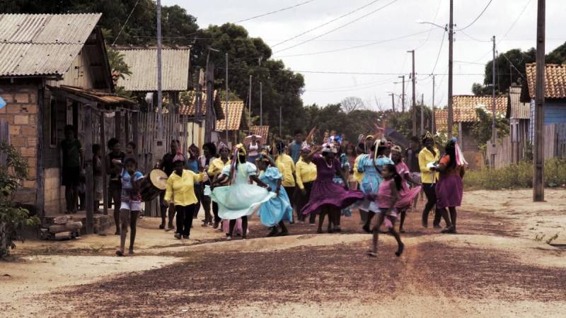 “Marambiré”, dirigido pelo diretor quilombola André dos Santos, com produção da Lamparina Filmes, será exibido nesta segunda-feira, 26, às 19h, na Casa das Artes da Fundação Cultural do Pará, pela programação do Laboratório de Produção Digital (NPD). O documentário faz um registro do Marambiré, manifestação religiosa que faz referência aos antigos reinados da África Central, e mostra a importância dessa cultura para as comunidades quilombolas paraenses. O documentário revela cada etapa do Marambiré, que existe há mais de um século e reúne hoje, na comunidade de Pacoval, na cidade paraense de Alenquer, um total de 120 famílias. A festividade dura quase um mês e é constituída por momentos de dança, música e cantoria, sempre regidos por um universo teatral, no qual estão presentes rei, rainha mestra, rainhas auxiliares, valsares, tocadores e contramestres.

FOTO: DIVULGAÇÃO
DATA: 23.02.2018
BELÉM - PARÁ <div class='credito_fotos'>Foto: Divulgação   |   <a href='/midias/2018/originais/febb2af3-1a93-428b-b72a-53dd7e49fd59.jpg' download><i class='fa-solid fa-download'></i> Download</a></div>