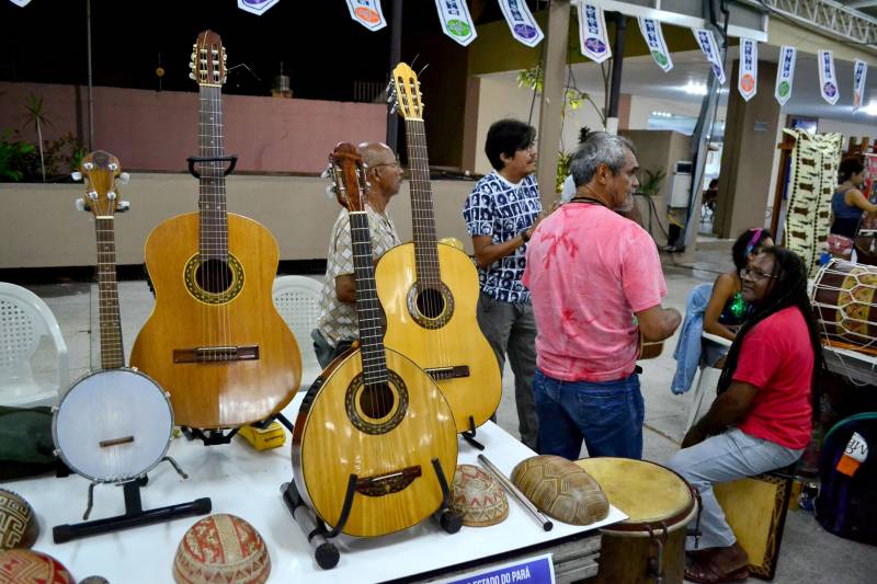 A segunda edição da Feira Livre de Arte e Cultura promovida pela Fundação Cultural do Pará (FCP) será nos dias 9 e 10 de março, no Centur, a partir das 17h. A programação inclui apresentações musicais, teatrais, espaços para comercialização de produtos autorais, dos mais variados estilos, além de literatura, gastronomia, artesanato, design e moda. Entre os shows musicais da Feira estão: Gaby Amarantos, Luê, Baile da Saudade, Baile do Mestre Cupijó, além de uma homenagem ao Mestre Vieira, falecido em fevereiro. Haverá também uma apresentação do grupo Palhaços Trovadores. Além de um espaço para lazer, o evento tem como objetivo promover novos empreendedores locais, marcas, produtos e incentivar a criatividade.

FOTO: ASCOM / FCP
DATA: 01.03.2018
BELÉM - PARÁ <div class='credito_fotos'>Foto: ASCOM FCP   |   <a href='/midias/2018/originais/ff00eb75-d82c-44ff-a77c-4685196002e6.jpg' download><i class='fa-solid fa-download'></i> Download</a></div>