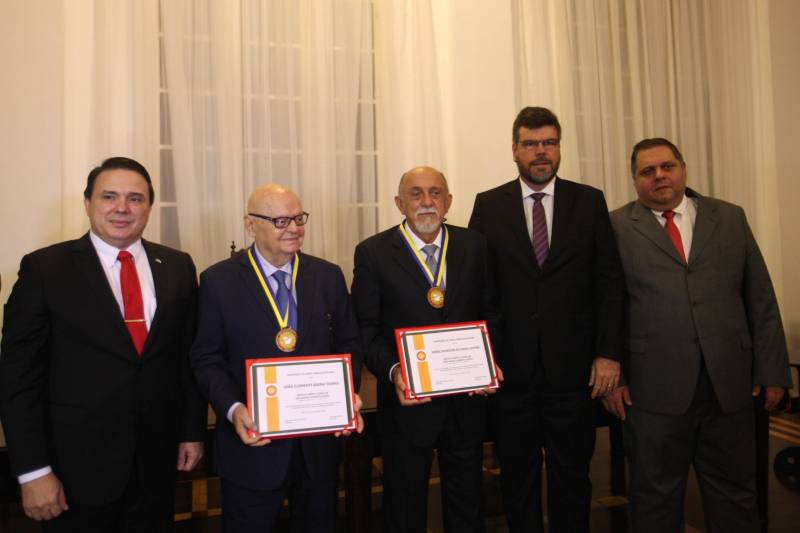 O governador Simão Jatene foi homenageado pela Associação do Corpo Consular no Estado do Pará (ACCP) com a Comenda do Mérito Consular João Clemente Baena Soares. A maior honraria da entidade foi entregue na noite desta quinta-feira (22), no salão nobre do prédio sede da Associação Comercial do Pará (ACP), em Belém. Na foto, o governador Simão Jatene (d), e o embaixador Baena Soares recebem comenda.

FOTO: IGOR BRANDÃO / AG. PARÁ
DATA: 22.02.2018
BELÉM - PARÁ <div class='credito_fotos'>Foto: IGOR BRANDÃO / AG. PARÁ   |   <a href='/midias/2018/originais/ffe8ac8b-2f69-467f-a6fa-7916281dee0d.jpg' download><i class='fa-solid fa-download'></i> Download</a></div>