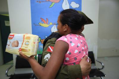 galeria: Policial militar auxilia parto e se oferece para ser padrinho da criança