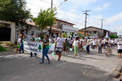 galeria: Caminhada marca festejos dos 47 anos da Escola Carlos Guimarães