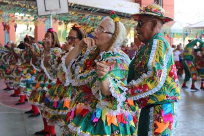 notícia: 'Arraiá' envolve quase 400 idosos na alegria da quadra junina
