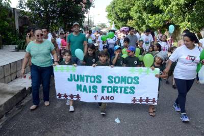 notícia: Caminhada marca festejos dos 47 anos da Escola Carlos Guimarães