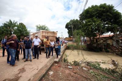 notícia: Governador anuncia Cheque Moradia e emissão de documentos para vítimas da enxurrada