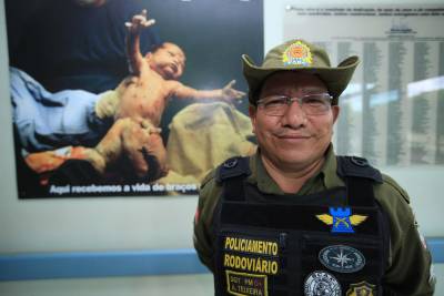 notícia: Policial militar auxilia parto e se oferece para ser padrinho da criança