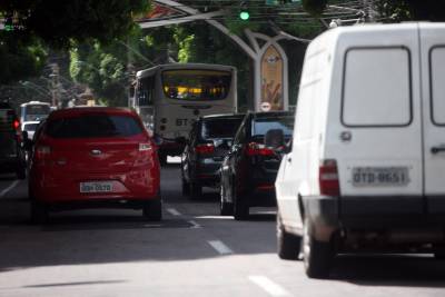 notícia: Mais de 50 mil veículos, com finais de placa 40-50-60, devem ser licenciados até sexta