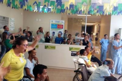 galeria: Jogo do Brasil une torcidas nos hospitais estaduais e não prejudica atendimento