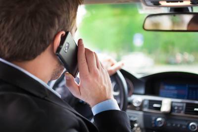 galeria: Uso do celular ao dirigir é a causa mais comum de desatenção no trânsito e de acidentes