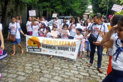 notícia: Campanha Maio Laranja é encerrada com "apitaço" de crianças em Belém