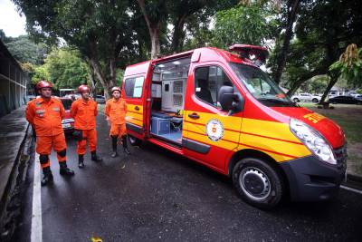 notícia: Governo entrega ambulâncias equipadas para atender vítimas de acidentes de trânsito