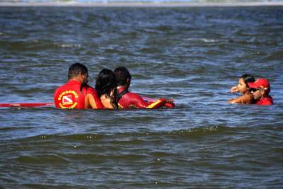 galeria: Bombeiros salvam duas adolescentes em praia de Salinópolis