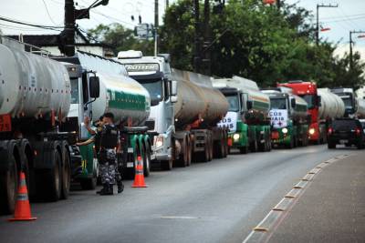 notícia: Escolta garante deslocamento de caminhões com combustível para suprir serviços essenciais e de saúde