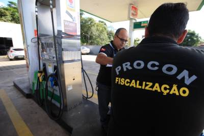 galeria: Procon fiscaliza postos de combustíveis para evitar abusos nos preços