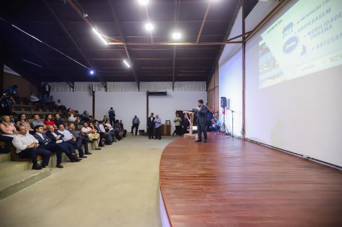 O governador Helder Barbalho participou, em Santarém, no oeste do Pará, do lançamento oficial do programa "Investe Turismo – Convergência e Sinergia para Mudar Destinos", promovido pelo Serviço de Apoio ao Micro e Pequeno Empreendedor (Sebrae) Pará. A cerimônia ocorreu, na tarde de quinta-feira (21), no restaurante Casa do Saulo, na praia de Pajuçara, ponto turístico da cidade.

FOTO: JADER PAES / AGÊNCIA PARÁ
DATA: 22.03.2019
SANTARÉM - PA <div class='credito_fotos'>Foto: JADER PAES / AGÊNCIA PA   |   <a href='/midias/2019/originais/00cb33c5-9094-459f-8ebe-6d55c1134789.jpg' download><i class='fa-solid fa-download'></i> Download</a></div>