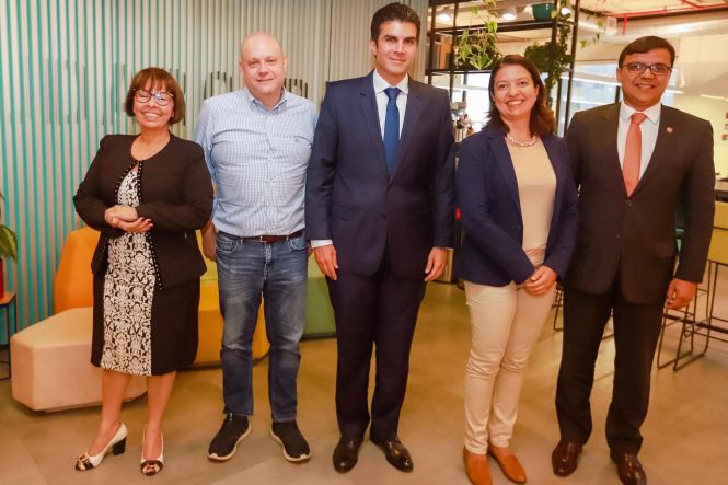 O governador do Pará, Helder Barbalho, assinou, na tarde desta segunda-feira (27), em São Paulo, um acordo de cooperação técnica com o Instituto Lemann, para formar lideranças escolares da rede estadual de ensino. O acordo não prevê ônus para o Estado do Pará e tem como foco o desenvolvimento do programa “Gestão Pública”. 

FOTO: MARCO SANTOS / AGÊNCIA PARÁ
DATA: 27.05.2019
SÃO PAULO - SP <div class='credito_fotos'>Foto: Marco Santos / Ag. Pará   |   <a href='/midias/2019/originais/01278c60-59b2-4d5d-b376-f97c5f1c8448.jpg' download><i class='fa-solid fa-download'></i> Download</a></div>