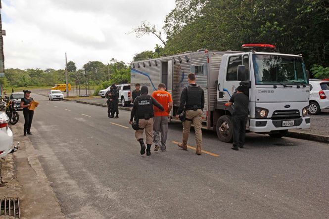 Dez detentos de alta periculosidade foram remanejados do sistema carcerário paraense para o presídio federal de Catanduvas, no Paraná, na tarde desta quinta (25). O trabalho fez parte da Operação Êxodo, da Superintendência do Sistema Penitenciário do Estado (Susipe), que, ao todo, nesta etapa, já transferiu 13 presidiários para casas de detenção de segurança máxima.

FOTO: FERNANDO ARAÚJO / AGÊNCIA PARÁ
DATA: 25.04.2019
BELÉM - PARÁ <div class='credito_fotos'>Foto: Fernando Araújo/Ag. Pará   |   <a href='/midias/2019/originais/0479ea77-32ca-4fae-bb2f-540632923808.jpg' download><i class='fa-solid fa-download'></i> Download</a></div>