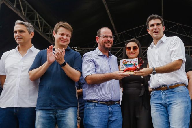 O governador do Estado, Helder Barbalho, e o vice, Lúcio Vale, inauguraram, na manhã deste sábado (25), no município de Oeiras do Pará, na região do Baixo Tocantins, a nova delegacia de Polícia Civil do município. Com investimentos de mais de R$ 1,4 milhão, a estrutura foi construída e aparelhada pelo governo e vai substituir um prédio antigo, datado de 1940.

FOTO: MARCELO SEABRA / AGÊNCIA PARÁ
DATA: 25.05.2019
OEIRAS - PARÁ <div class='credito_fotos'>Foto: Marcelo Seabra / Ag. Pará   |   <a href='/midias/2019/originais/04c2b176-6909-4fc5-b03e-2c81f11fefab.jpg' download><i class='fa-solid fa-download'></i> Download</a></div>