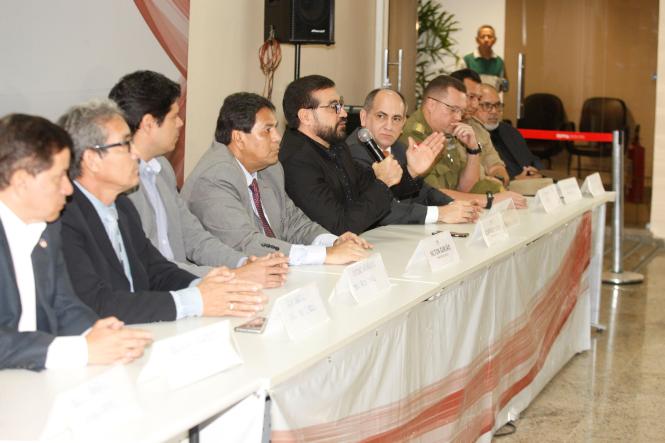 COLETIVA SOBRE MANGUEIRÃO

FOTO: FERNANDO ARAÚJO / AGÊNCIA PARÁ
15.02.2019
BELÉM - PA <div class='credito_fotos'>Foto: Fernando Araújo / agência Pará   |   <a href='/midias/2019/originais/0721bfbb-c898-44bc-98f1-f5299e58bfd8.jpg' download><i class='fa-solid fa-download'></i> Download</a></div>